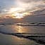Folly Vacation 620 apartment w/bonus room, one block to the beach & pet friendly
