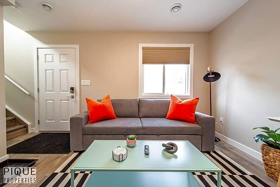 NEW, Euro-Style Suite, Whyte Avenue, AC, Netflix, Sleeps 6!