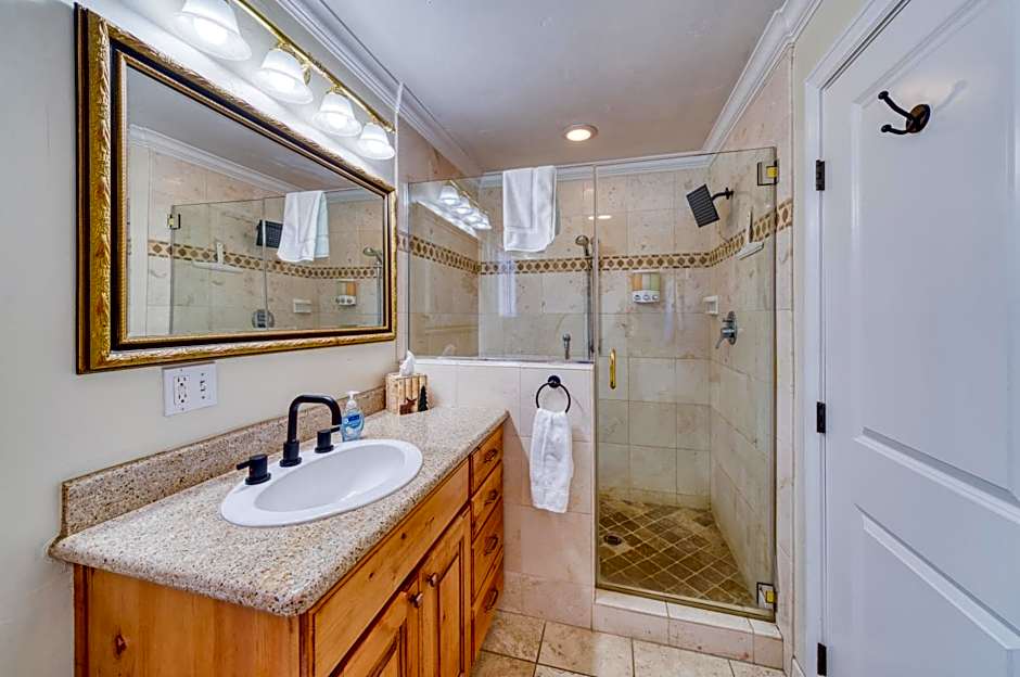 Moose and Maple Lodge