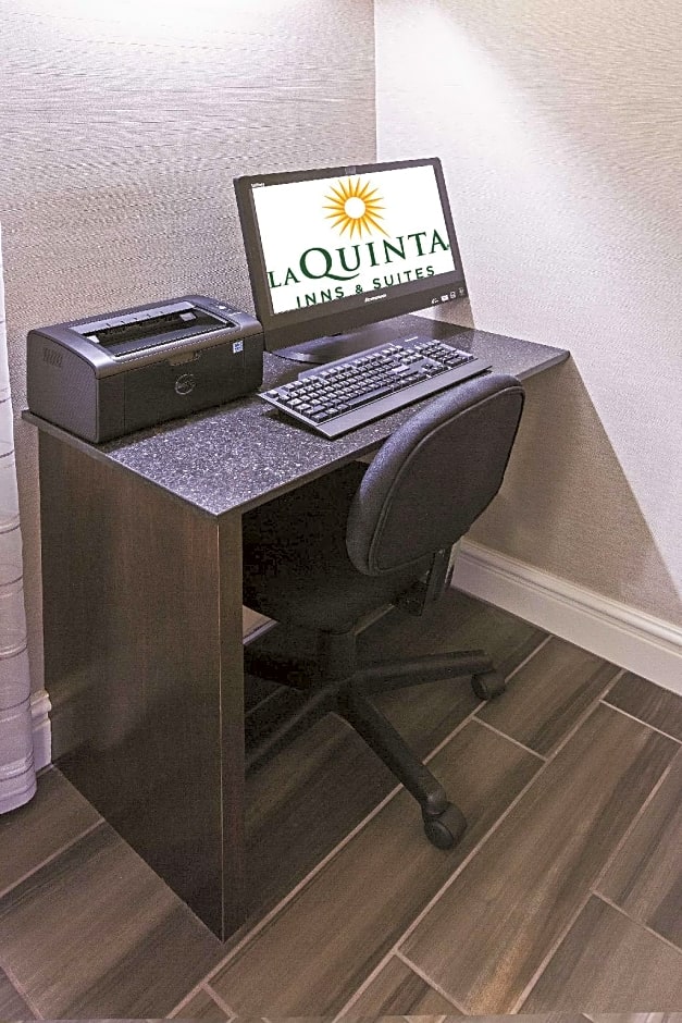 La Quinta Inn & Suites by Wyndham Wichita Falls Airport Area
