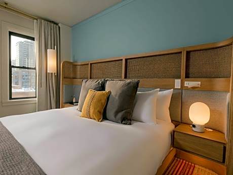 Deluxe King Room with City View - Mobility Accessible