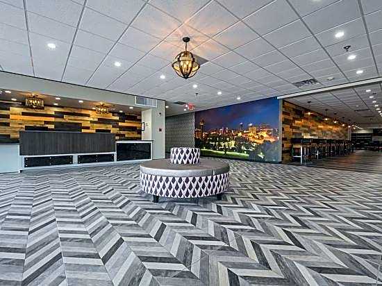 Clarion Inn & Suites Near Downtown
