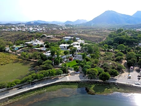 Devendragarh - A Boutique Lake Facing Guest House On Lake Fateh Sagar