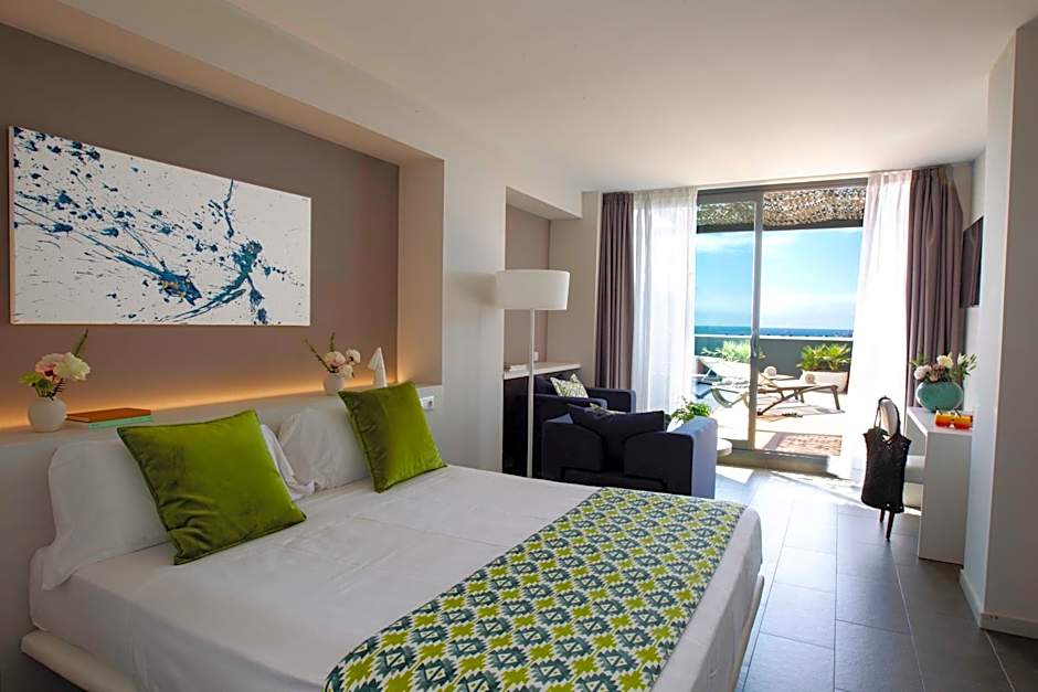 Photo 1 of 9 of Deluxe Suite, Sea View