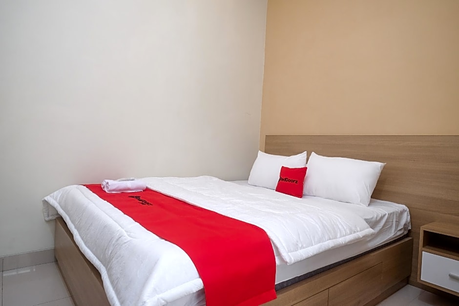 RedDoorz Plus near UMS Solo 2