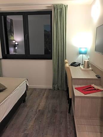Deluxe Double Room (2 Adults + 1 Child)