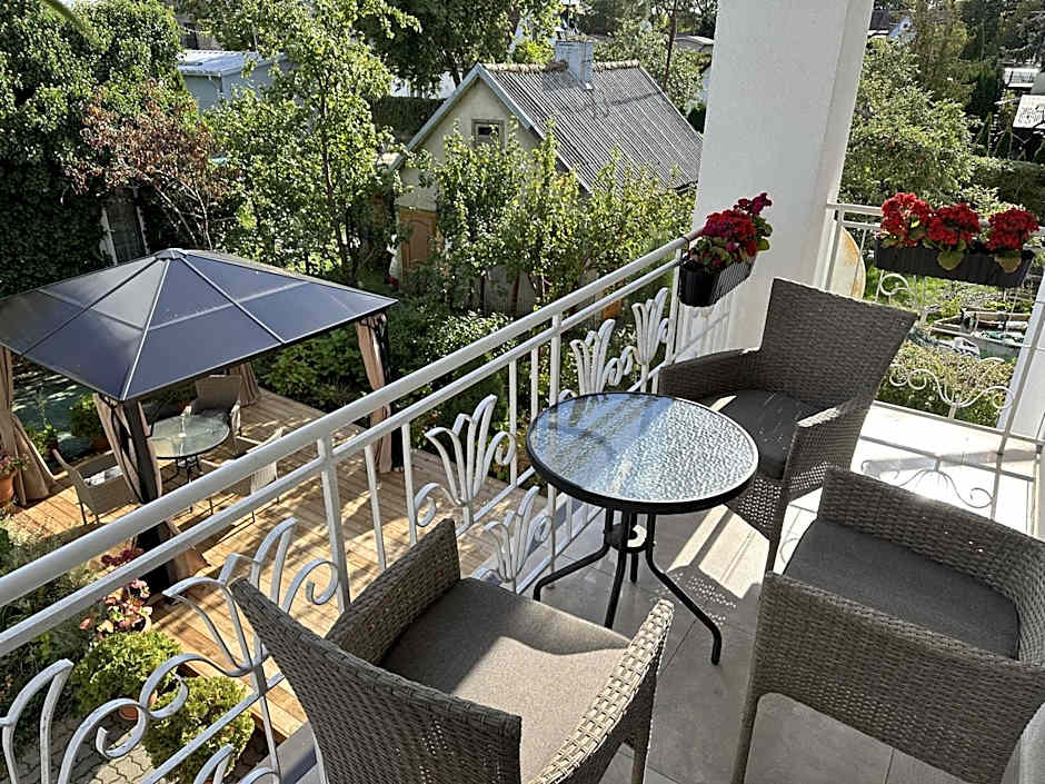 Apartamentai šalia baseino