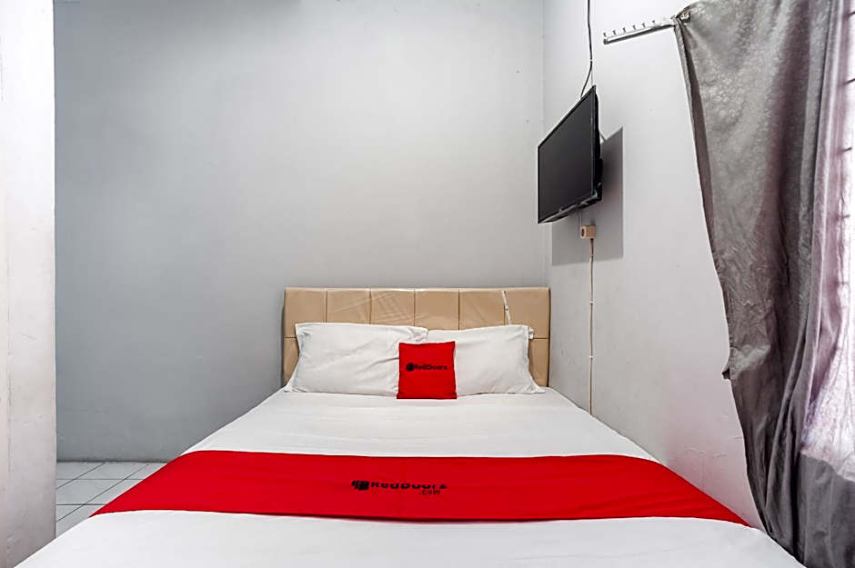 RedDoorz near Margonda Raya