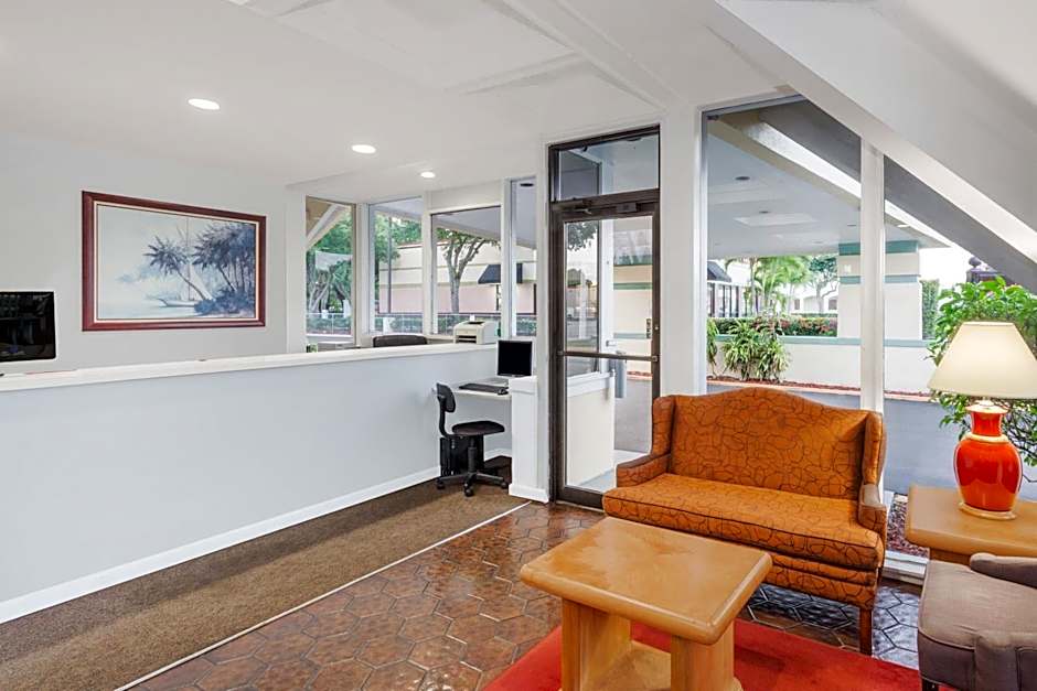 Howard Johnson by Wyndham Vero Beach / Downtown