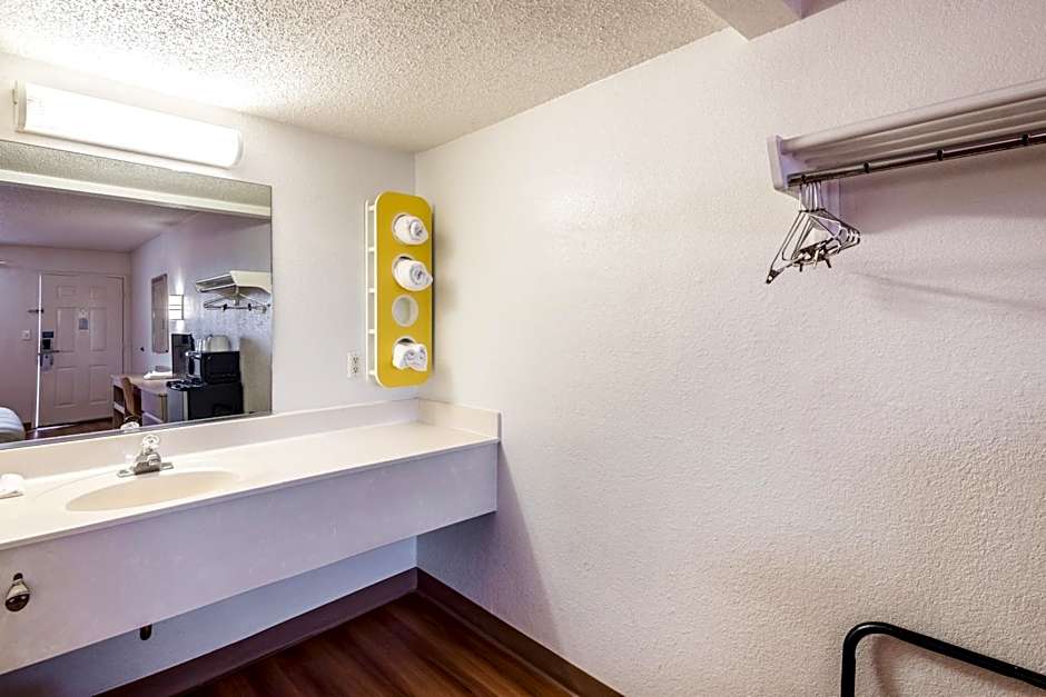Motel 6-Anniston, AL