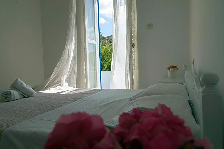 Armadoros Hotel / Ios Backpackers