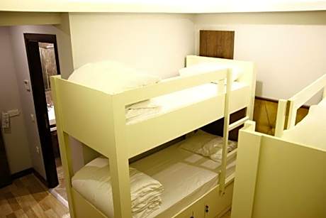 Bed in 4-Bed Mixed Dormitory Room