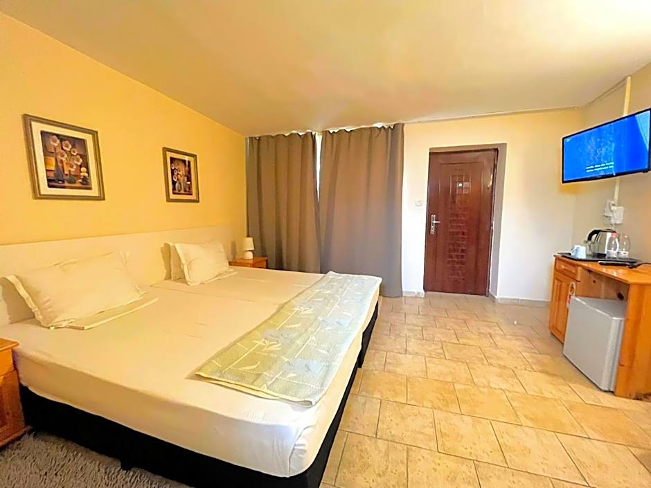 Lotus Family Hotel - Free Parking