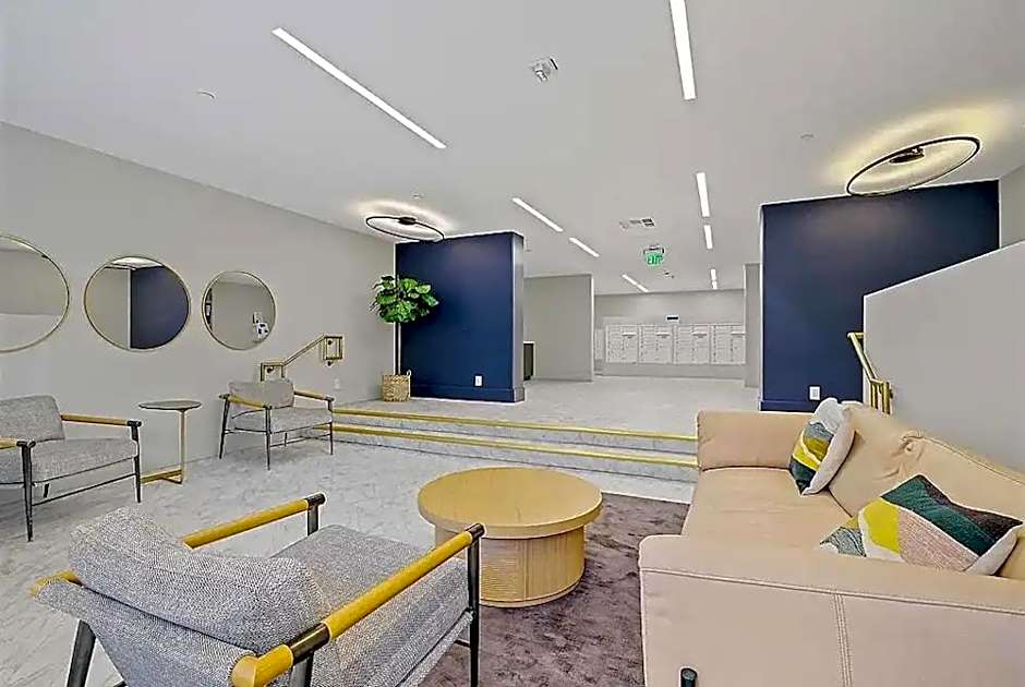 Modern Luxury 2 Bed with Panoramic City Views in Downtown LA