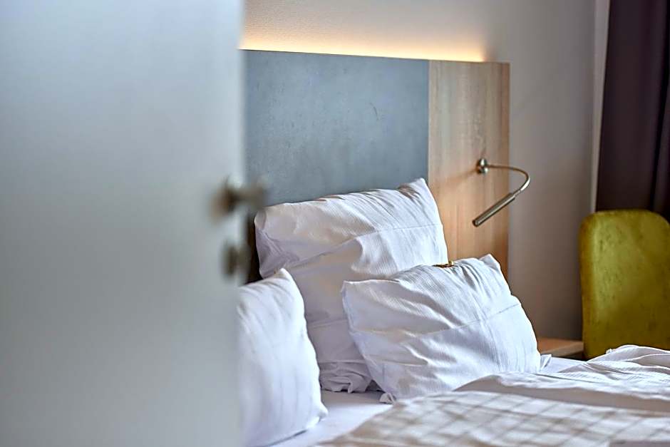 Moselhotel Weinhaus Simon `Sauna`Restaurant`ELadesäule