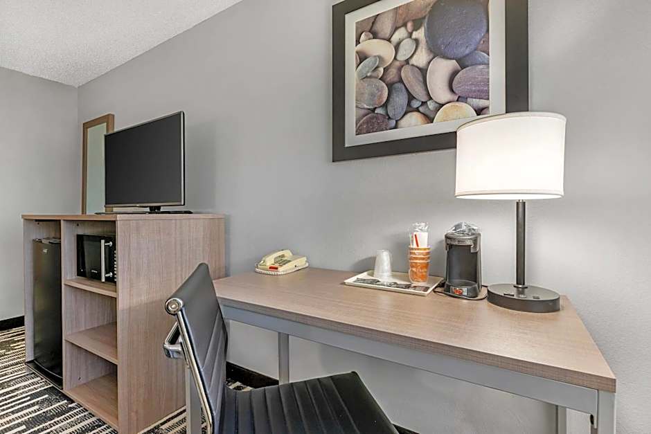 Quality Inn Chesterton near Indiana Dunes National Park I-94