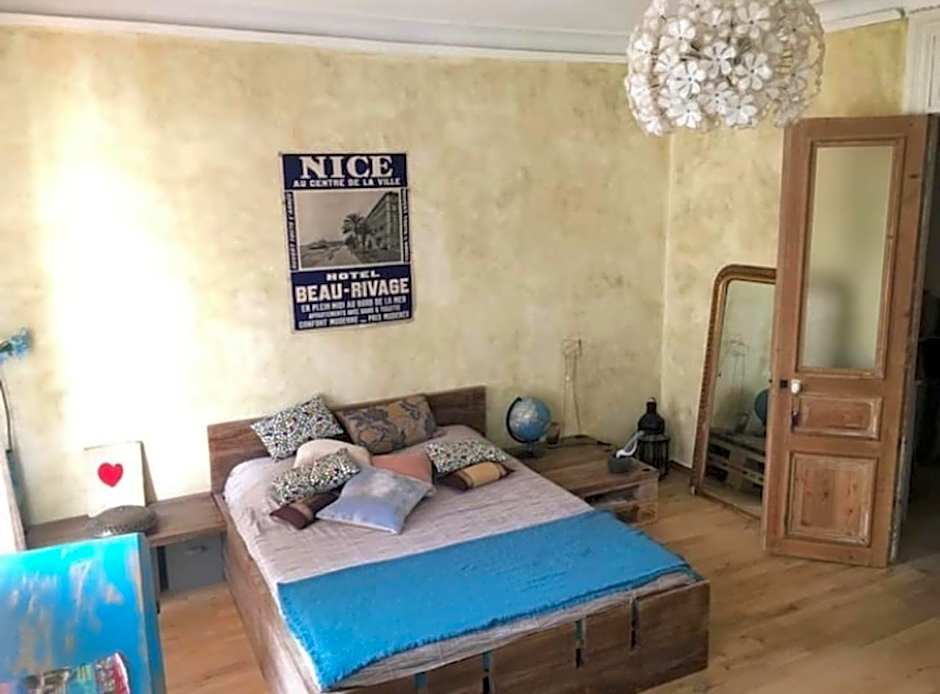 Great and light private room in the heart of Nice