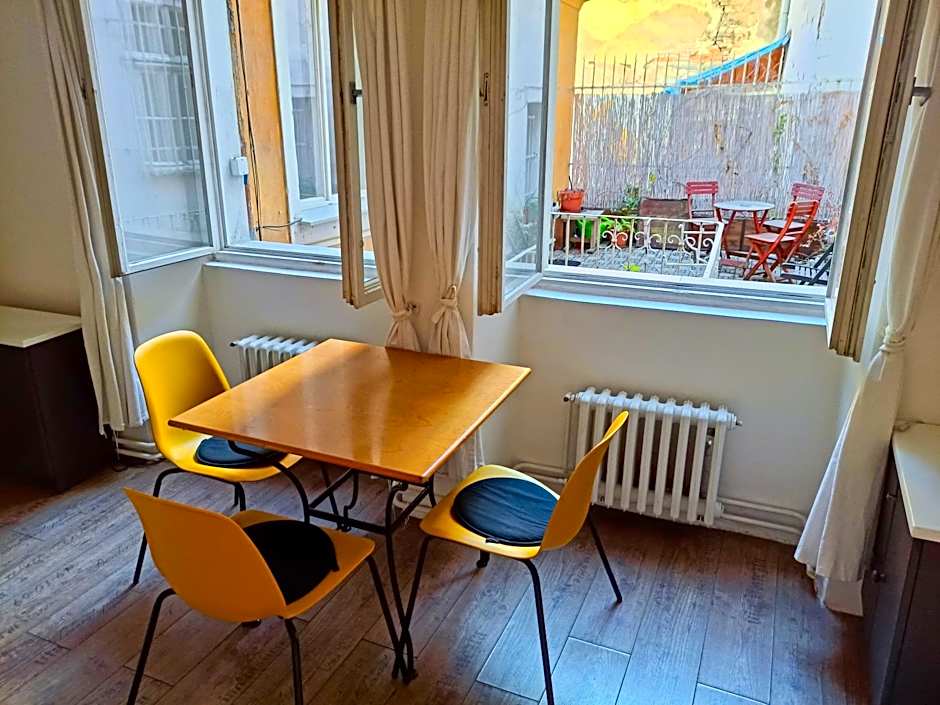 Charles Bridge Hostel & Apartments