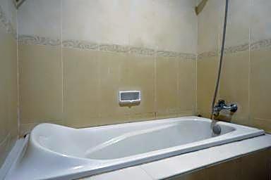 RedDoorz near Monumen Habibi Ainun