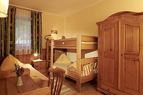 Family Room (2 Adults + 2 Children)