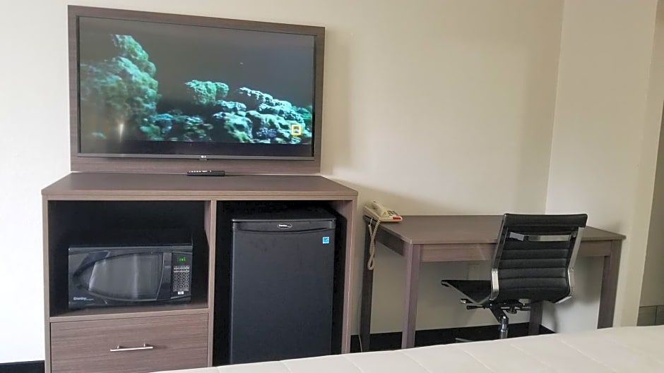Days Inn & Suites by Wyndham Charleston Airport West