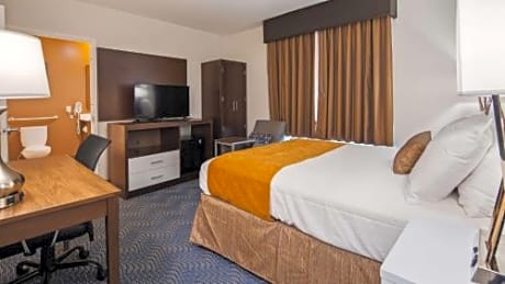Queen Room with Two Queen Beds and Roll-In Shower - Disability Access