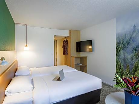 Reduced-mobility Room with One Double Bed