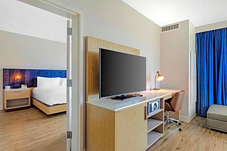 One-Bedroom Suite - Communications/Mobility Accessible with Tub