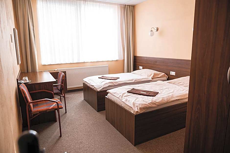 City Hotel B&B, reception 24 7, 800m od-from R1, free parking