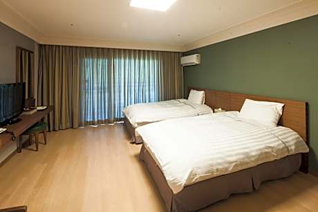 Sonobelle Tower B Family - Bed Type Randomly Assigned (With Kitchenette, Park View)