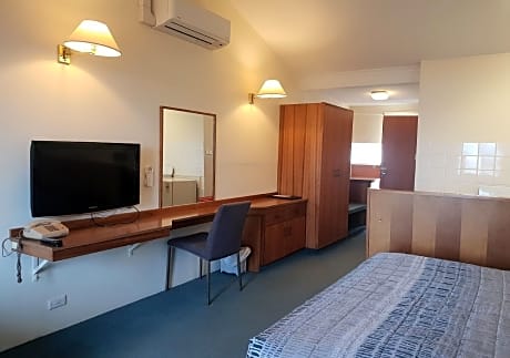 Studio Room (1 Queen Bed)