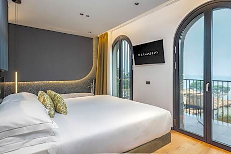 King Suite with Terrance and Lake View - Non-Smoking