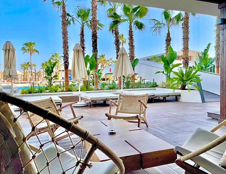 LAUR HOTELS Experience & Elegance