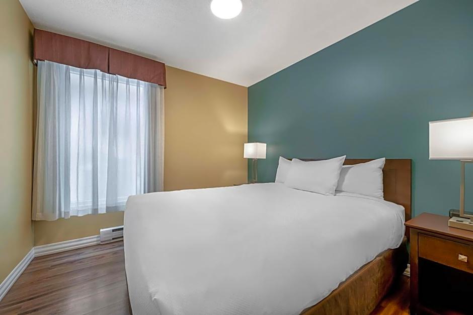 Econo Lodge Inn & Suites