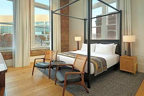 Asher, Historic, Suite, 1 King, Downtown View, Corner Room