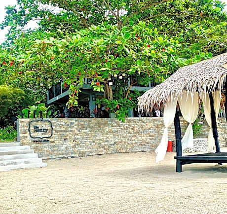 The Henry Resort Taramindu Laiya