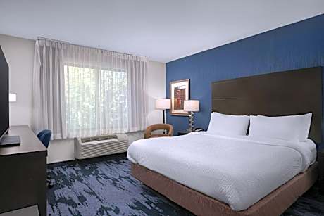 King Room with Roll-In Shower - Mobility Access/Hearing Accessible