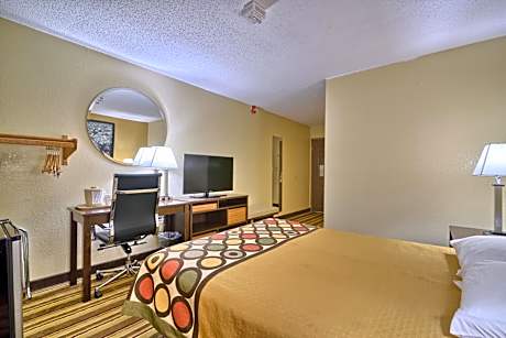 Queen Room - Disability Access/Smoking