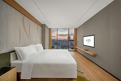 One-Bedroom Suite with Dining Area