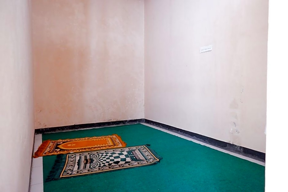 RedDoorz Plus near Stadion Wijaya Kusuma