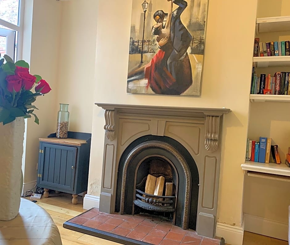 Riverside Lodge - Quaint Victorian Home By The River