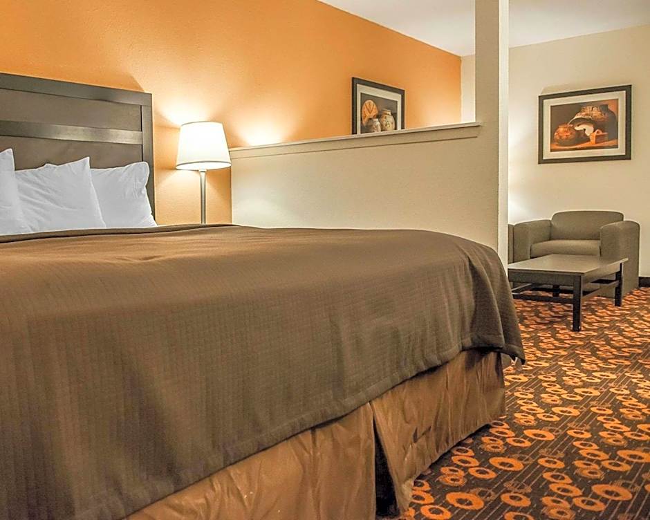 Econo Lodge Inn & Suites Santa Fe South