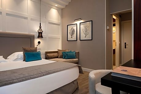 Junior Suite with Side Sea View