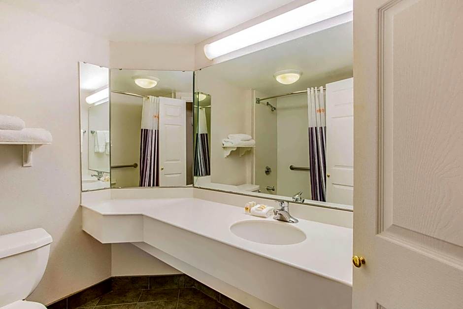La Quinta Inn & Suites by Wyndham Raleigh Durham International Airport