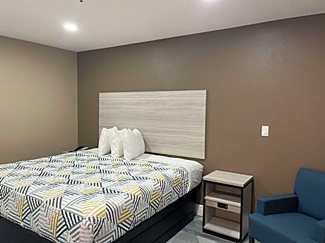 King Room with Roll-in Shower - Disability Access - Non-Smoking