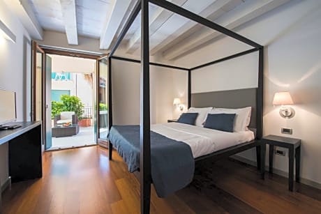 Triple Room with Terrace and Partial Lake View