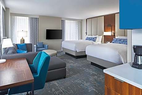 Queen Studio with Sofa Bed and Adapted Tub - Mobility Accessible