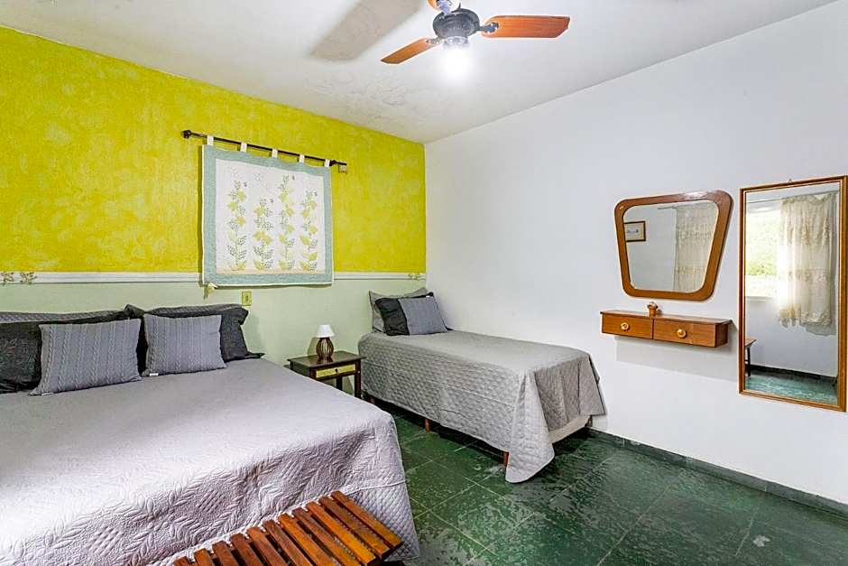 Piscina, jardim, área gourmet e vista arborizada