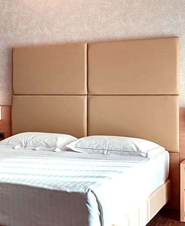 Deluxe Double Room with Side Sea View
