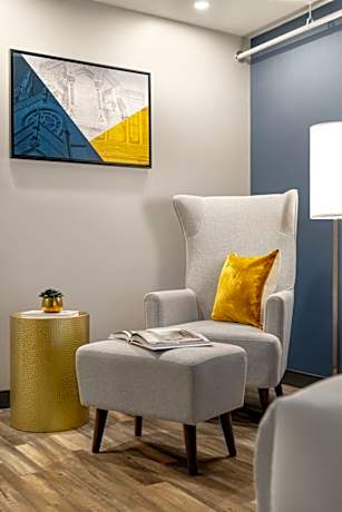 Premium King Room with Roll-In Shower - Mobility Access